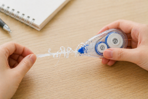 修正テープを強く引っ張って失敗している