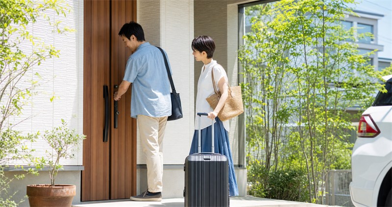 帰省前に玄関の施錠を確認する家族