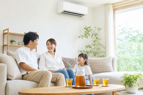 涼しさを取り戻したリビングでくつろぐ家族