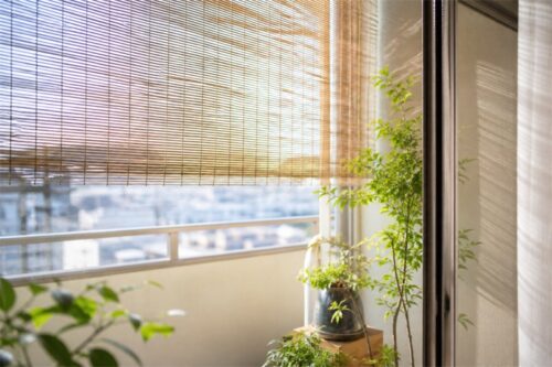 すだれとサンシェードで日射を遮る