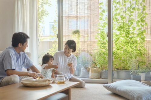 快適になったベランダと窓辺で過ごす家族
