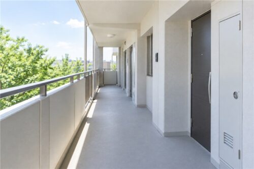 すっきり片付いたマンションの廊下